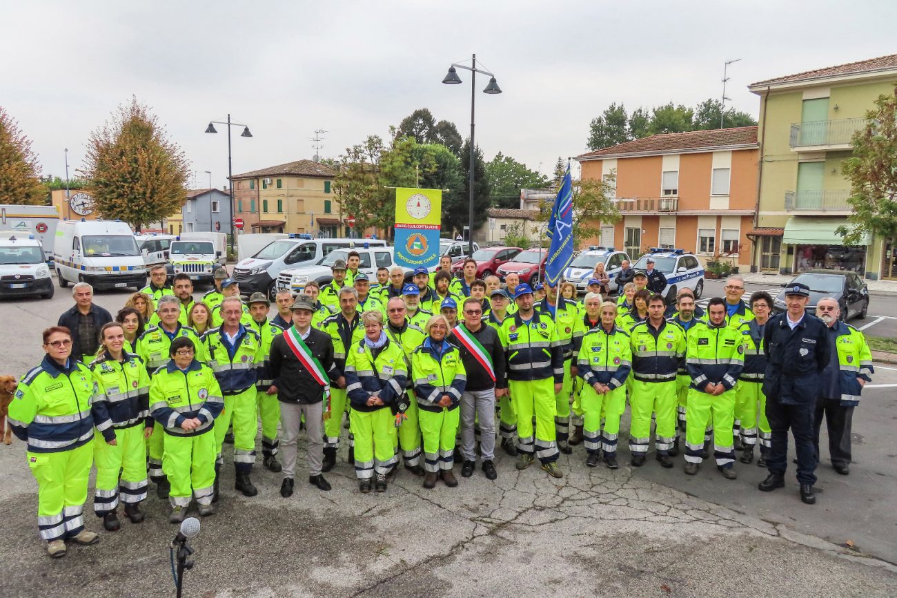 Squadra con stendardo